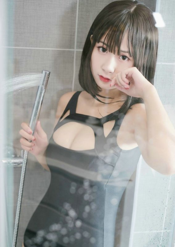 爆乳萝莉小美女死水库连体泳衣大胆浴室湿身写真