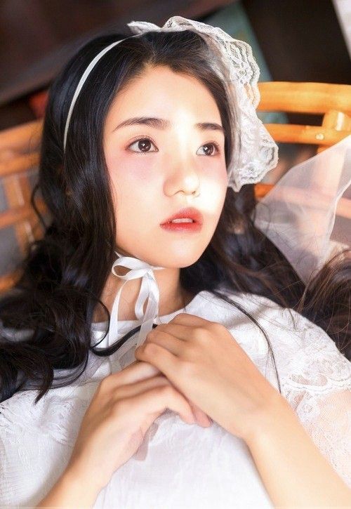 蕾丝公主裙清纯美女柔美写真图片