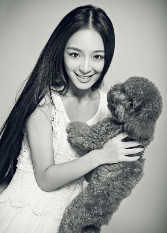李莎F子抱萌宠拍摄亲密写真