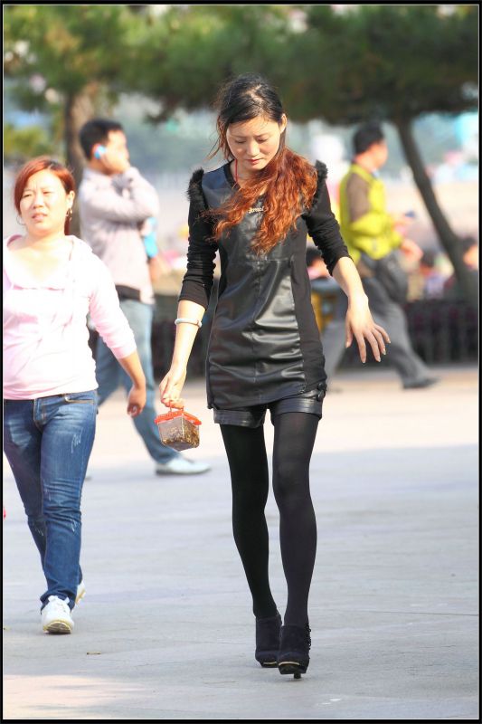 街拍长发飘飘美女秀高挑身材美照
