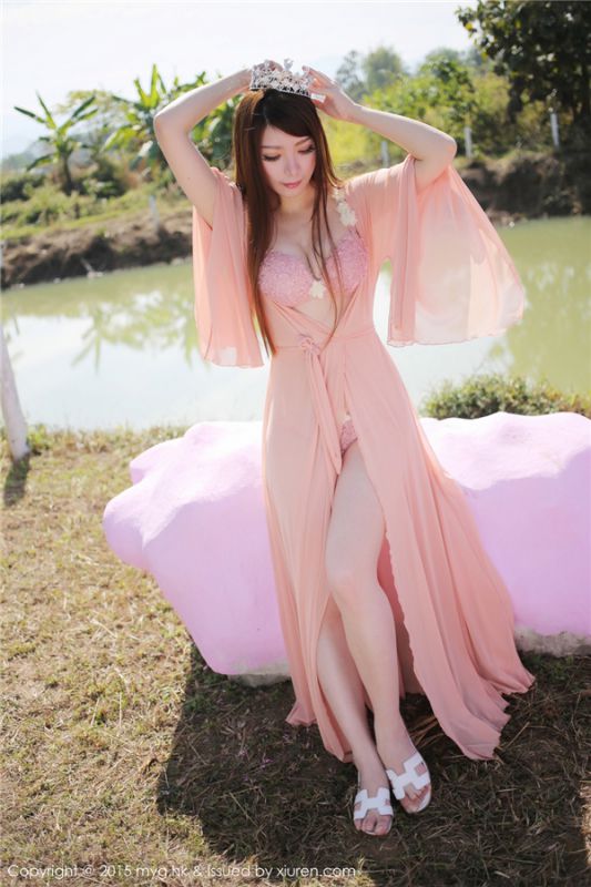 粉色内衣性感美女MARA酱户外诱人写真