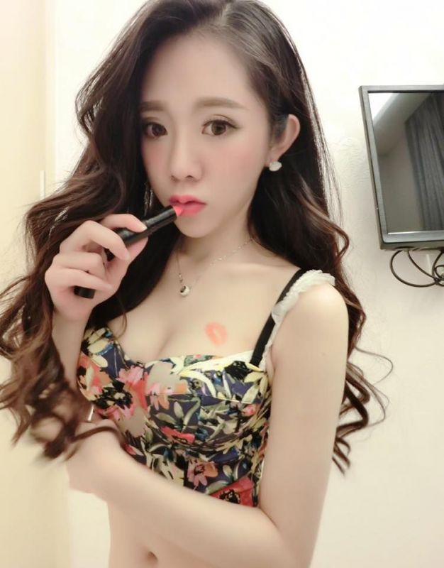 90后养眼美眉美艳自拍写真图片