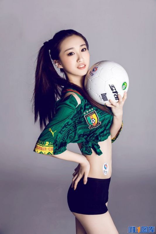 推女神叶佳颐泳池性感比基尼秀