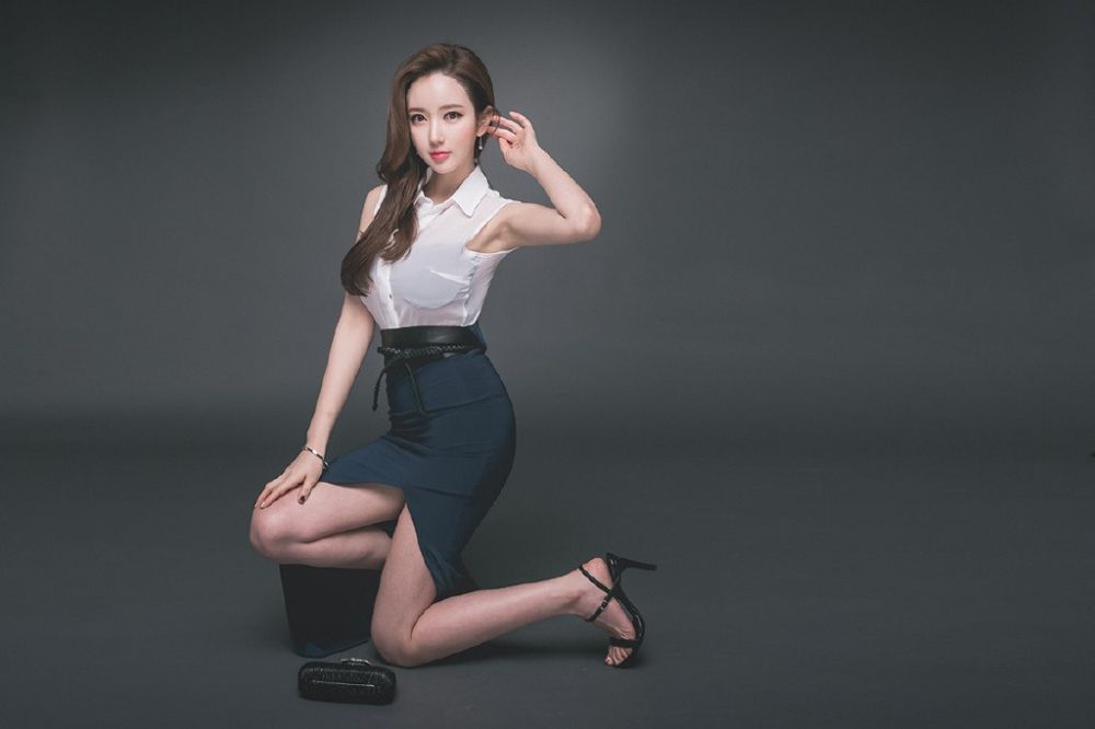 裸背女神气质彰显前凸后翘身材热火风骚摄影写真