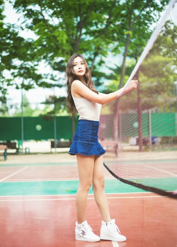 卷发清纯美女模特球场上性感美腿酥胸诱惑写真