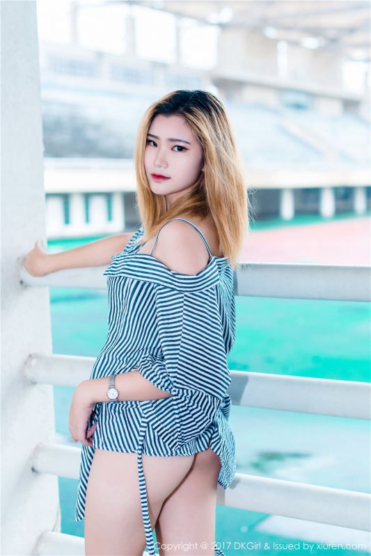 金发校花美女婷婷露肩裙户外大尺度人体艺术摄影