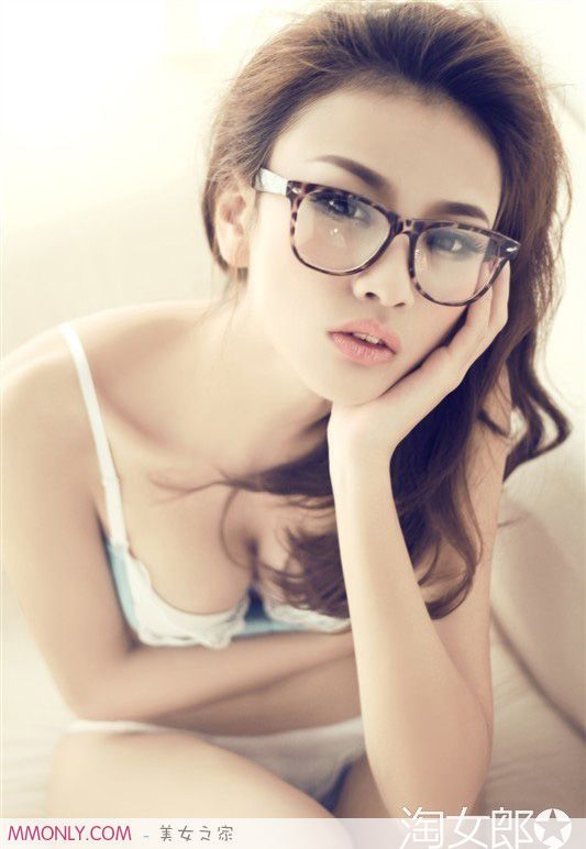 妩媚红色内衣美女私房诱人写真