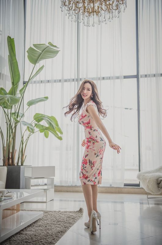 粉色碎花长裙卷发美女模特妩媚撩人性感写真