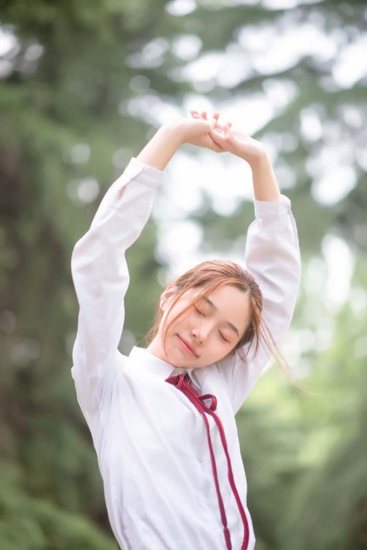 户外小清新制服美女养眼写真