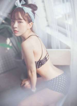 波点比基尼内衣美女火辣身材性感裸体艺术写真