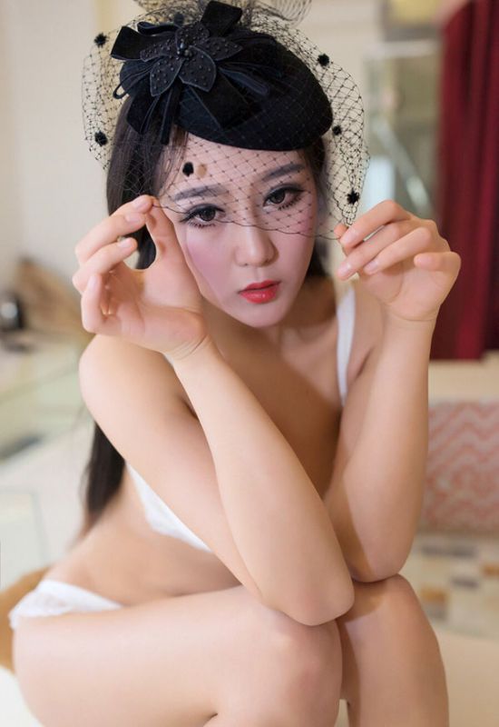 白色内衣美女性感诱惑写真图