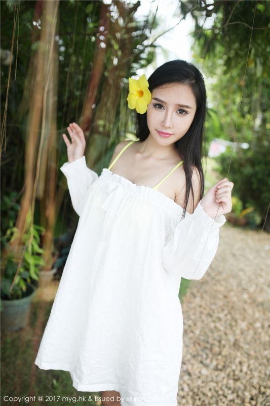 白肤嫩乳模特大乔性感比基尼森林大胆写真图片