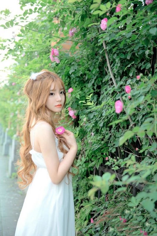 吊带白裙花仙子唯美花丛白皙水嫩可爱写真