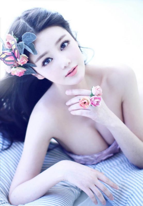 甜美女星邱璐[秀爆乳美照