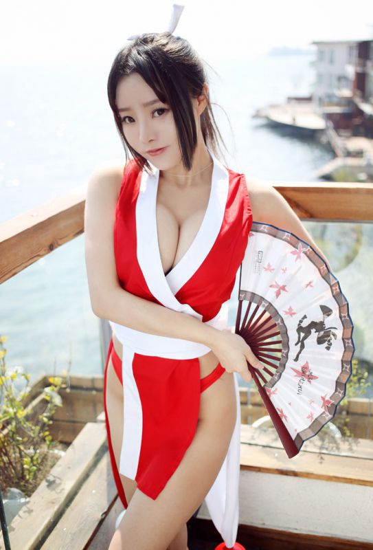 性感波霸女郎柳侑绮私房翘臀诱人写真