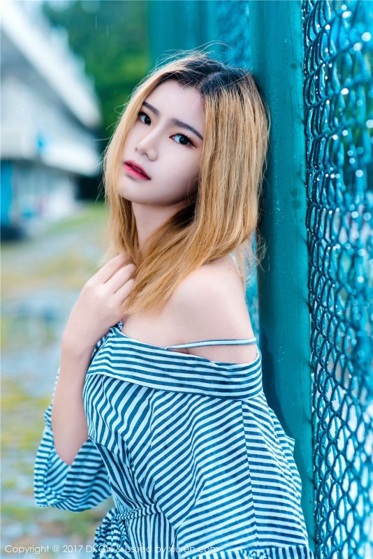 金发校花美女婷婷露肩裙户外大尺度人体艺术摄影