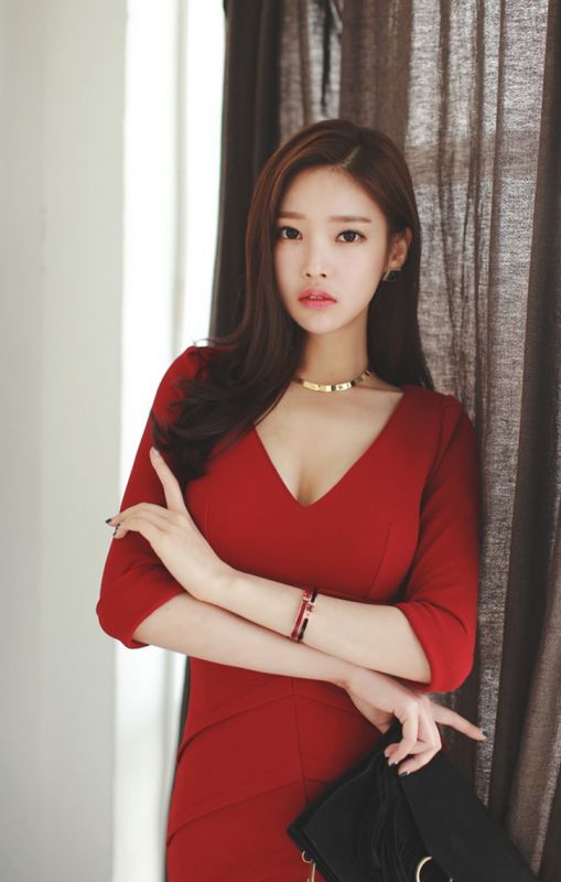 白嫩酥胸美女模特火辣红色连衣裙长腿性感私房照
