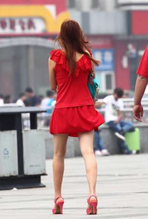 街拍美女背影鲜艳红裙尽显窈窕身材