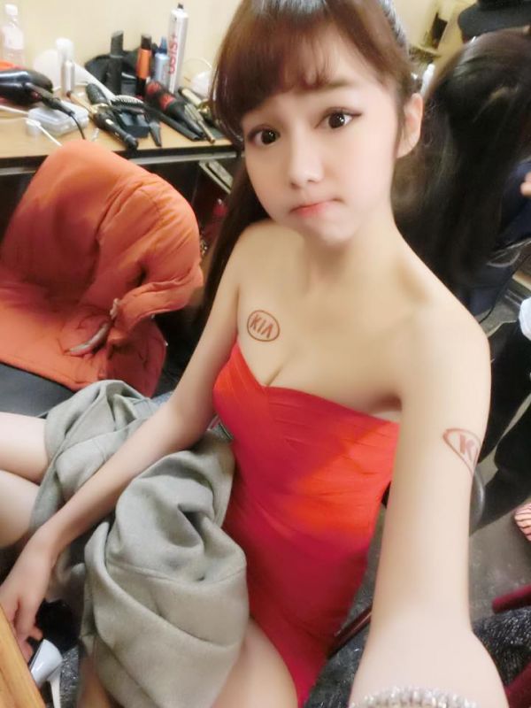 90后人气模特陈蕴予清纯自拍写真