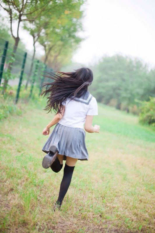 戚蓝尹学生制服户外高清写真