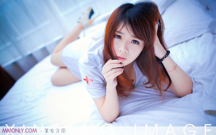 性感酥胸美女私房白色诱人写真