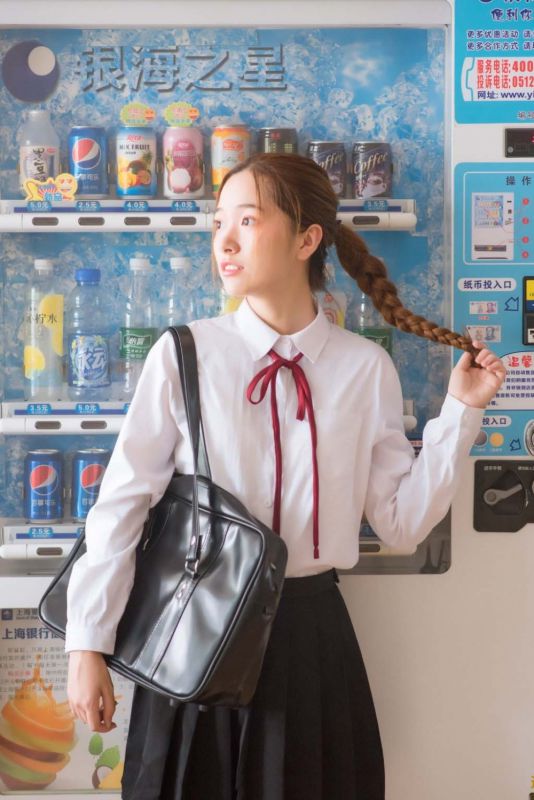 户外小清新制服美女养眼写真