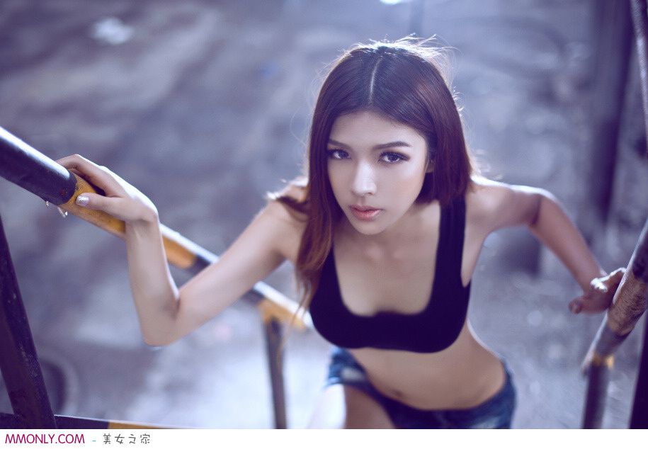 性感美胸美女废弃工厂诱人写真