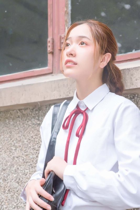 户外小清新制服美女养眼写真