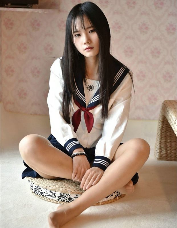 秀气清纯美女学生制服肉丝白皙美腿私房大胆写真