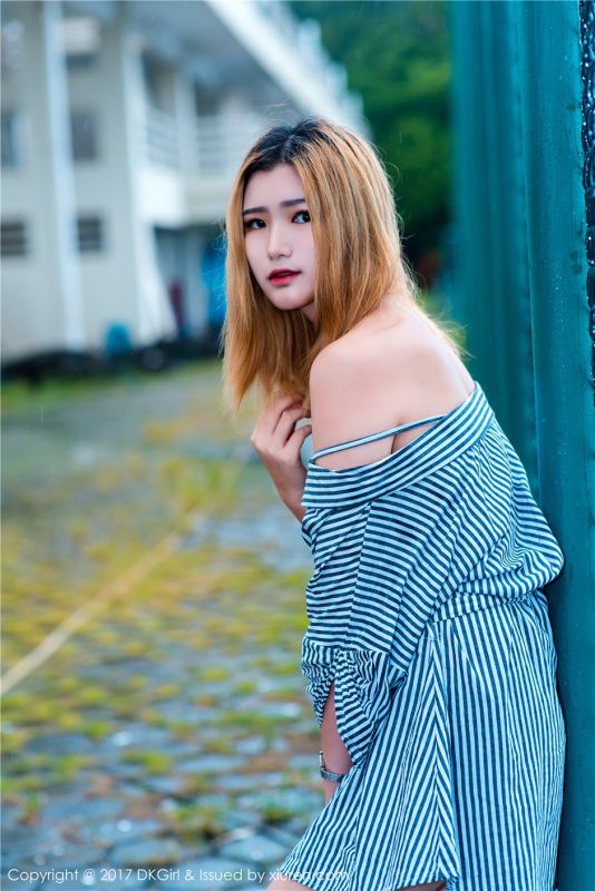 金发校花美女婷婷露肩裙户外大尺度人体艺术摄影