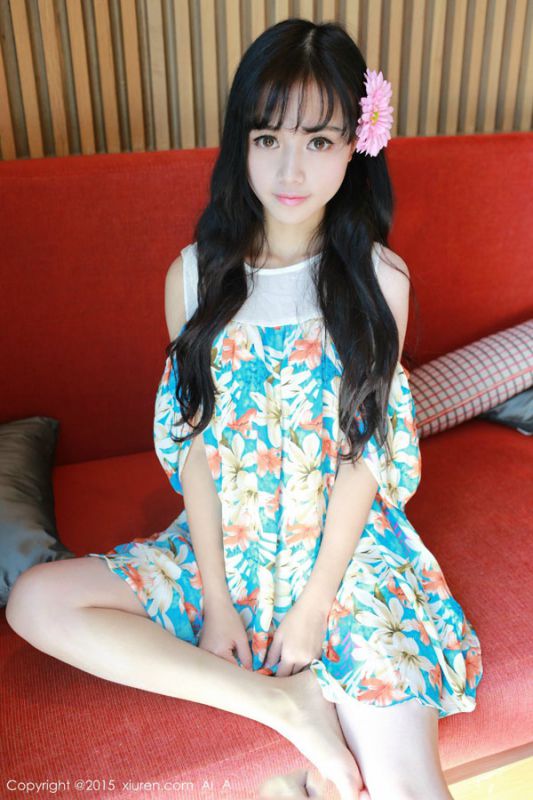 清纯甜美美女室内高清写真