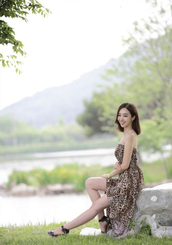 性感少妇花丛蕾丝裙尤物风骚诱人性感艺术照写真