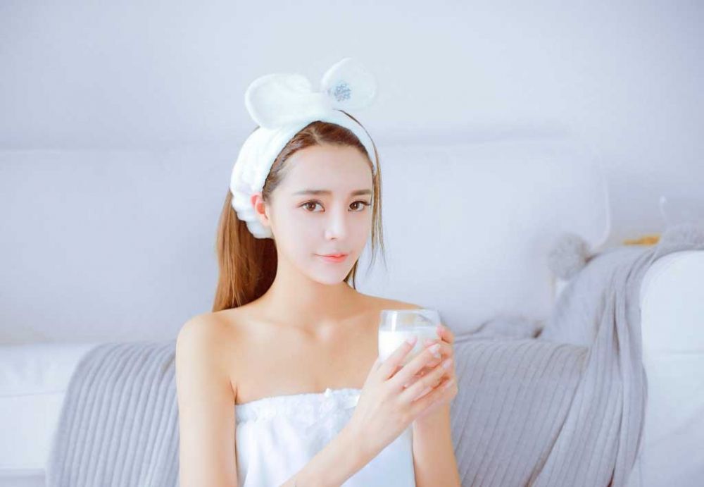 水嫩白皙妹妹浴袍裹胸诱人水灵美女性感诱惑私房写真