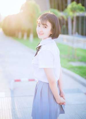 短发学生妹子小清新校服甜美可爱户外摄影写真