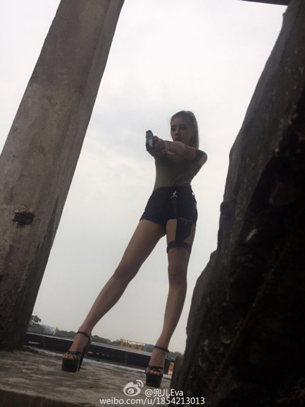 性感金发女郎兜儿Eva床上妩媚写照