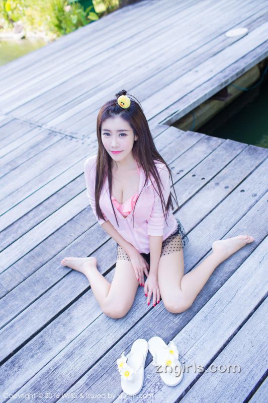 爱蜜社模特美女程小烦不烦清纯旅拍写真