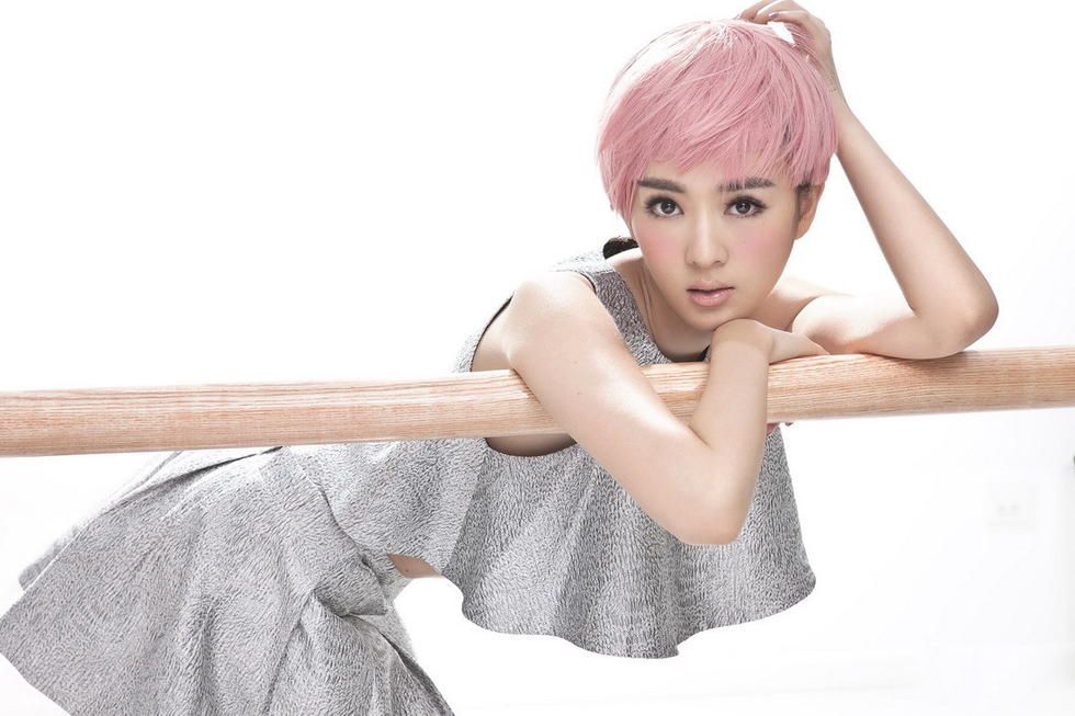 性感红唇短裙美女童瑶高清写真