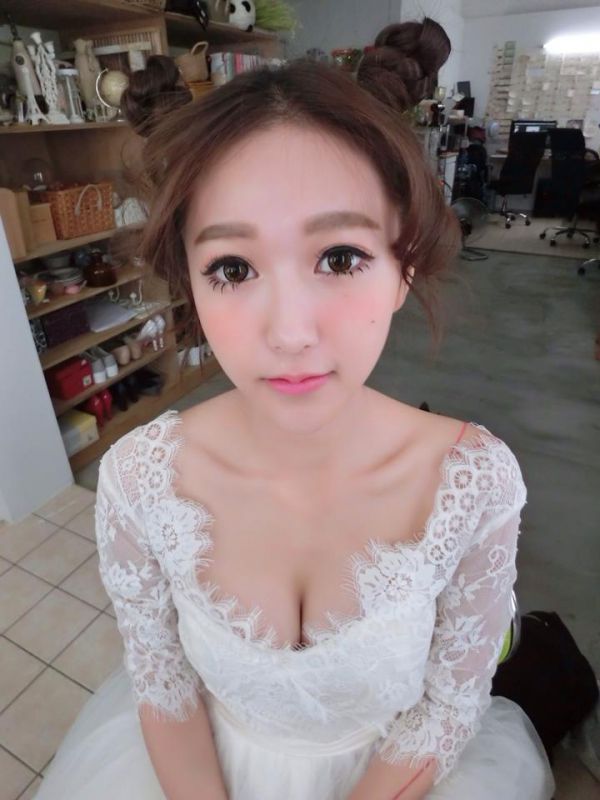新生代美女模特许酸酸私房写真小露性感