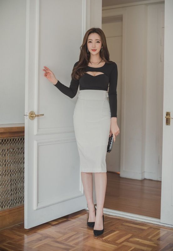 大胸美女模特酥胸爆乳私房楼梯口艺术写真