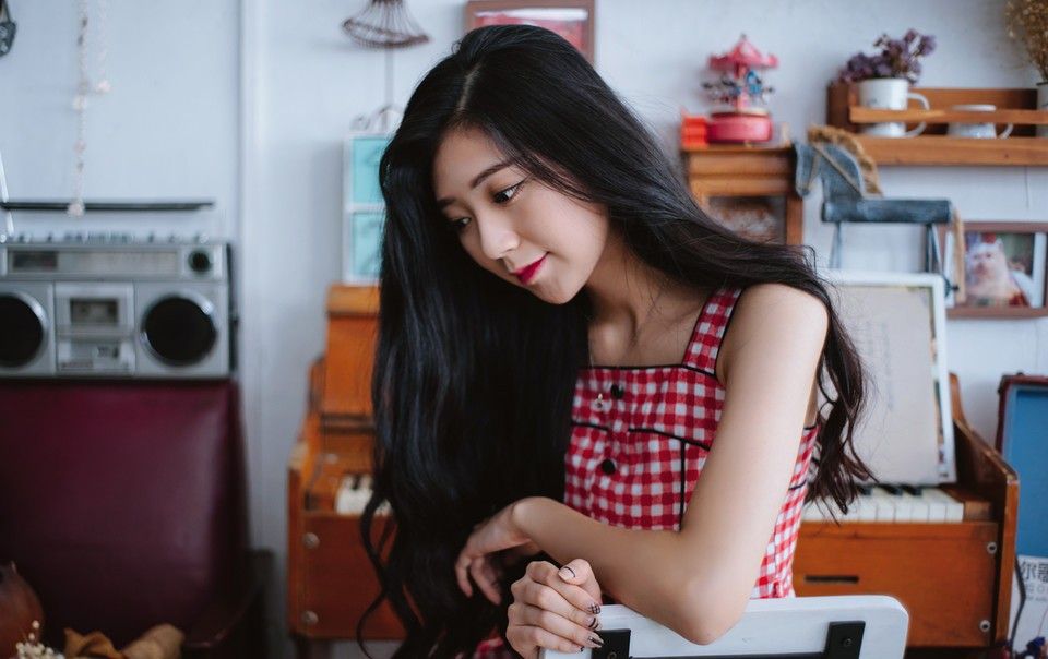 文艺嫩白少女居家诱惑性感妩媚娇艳摆拍图片