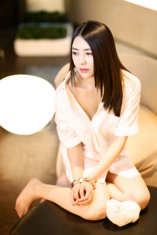 女神黎一萱修长美腿迷人高清写真