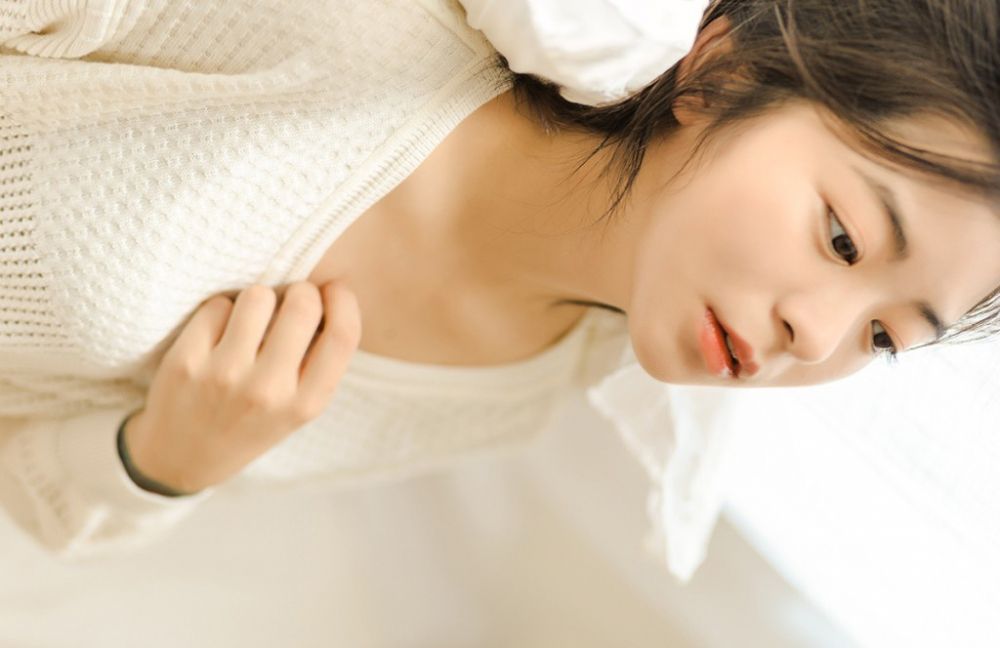 邻家妹妹居家黑色内裤床上和小喵亲昵生活写真