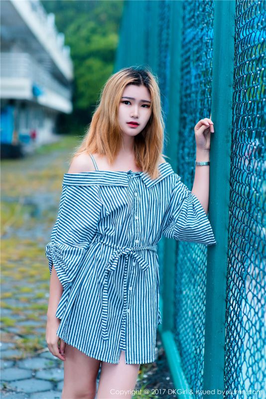 金发校花美女婷婷露肩裙户外大尺度人体艺术摄影