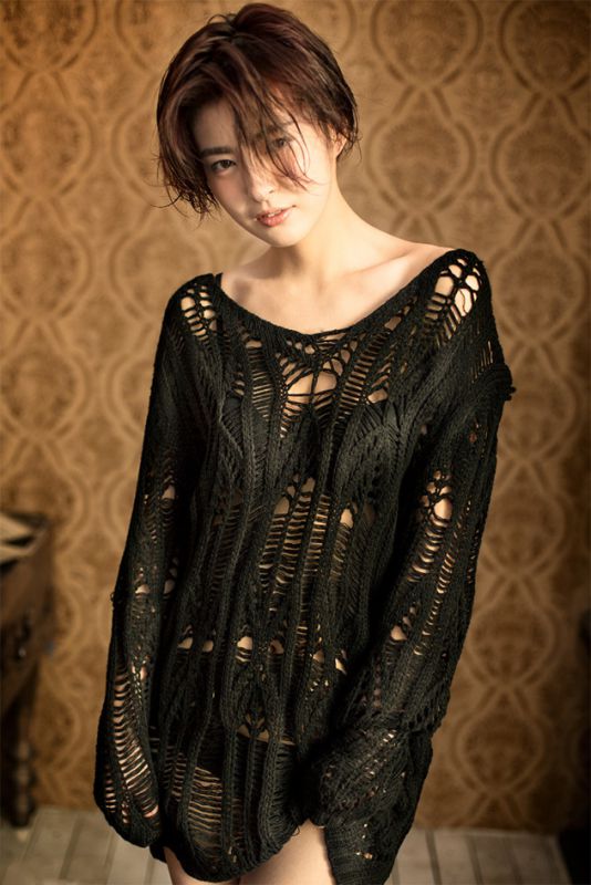 杨紫彤性感白色制服酥胸迷人写真