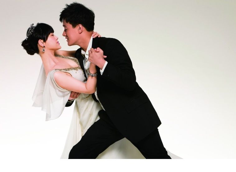 佟大为与老婆关悦甜蜜婚纱照