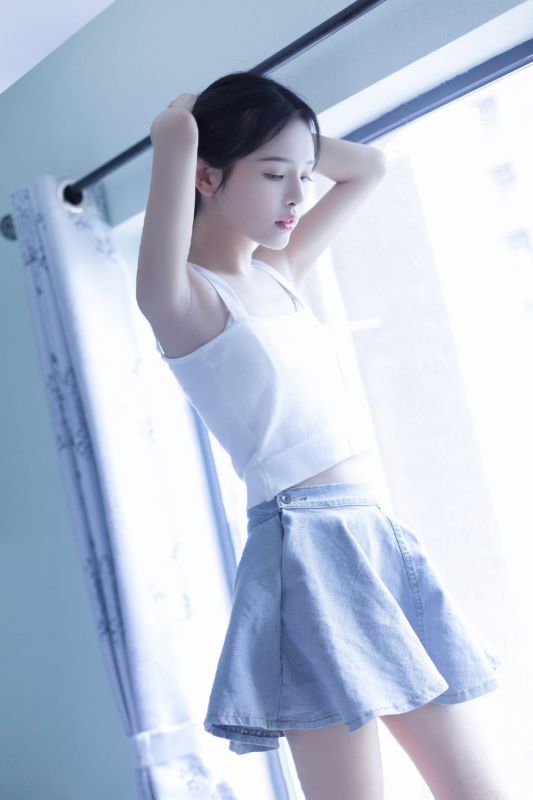 纯净天然素颜少女模特性感吊带短裙私房写真