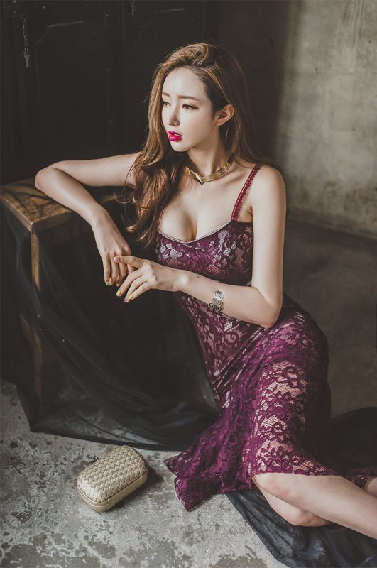 美腿美女李妍静吊带深紫色蕾丝裙性感妖娆人体艺术照