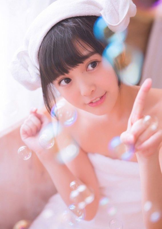 小可爱少女娇嫩性感裹胸浴巾木桶玩泡泡俏皮私房写真