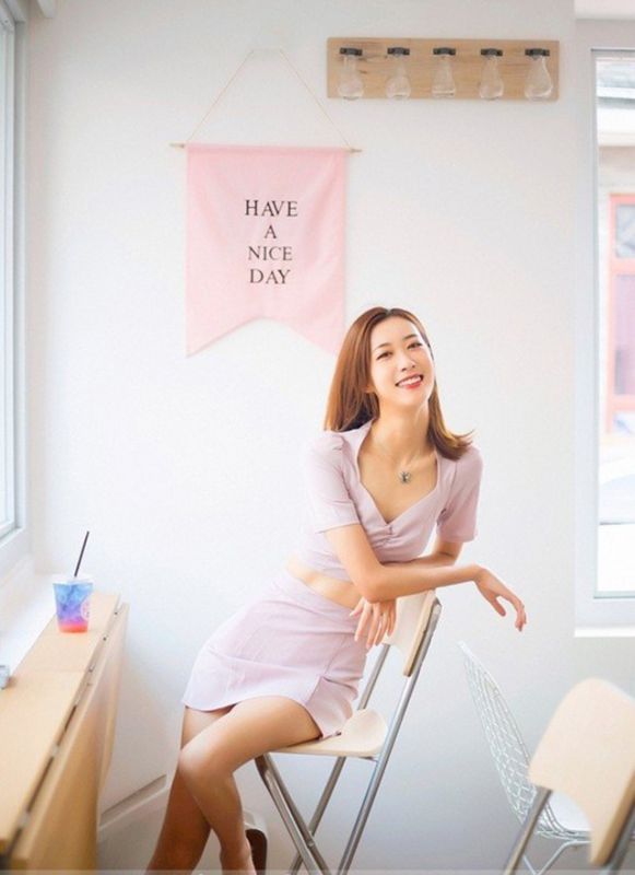 韩范学院美女校花粉色露肚脐装身材火辣性感清纯图片