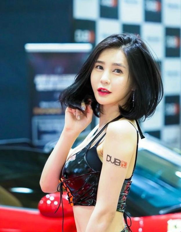 韩国气质短发车模美女内衣爆乳性感细腰美腿写真